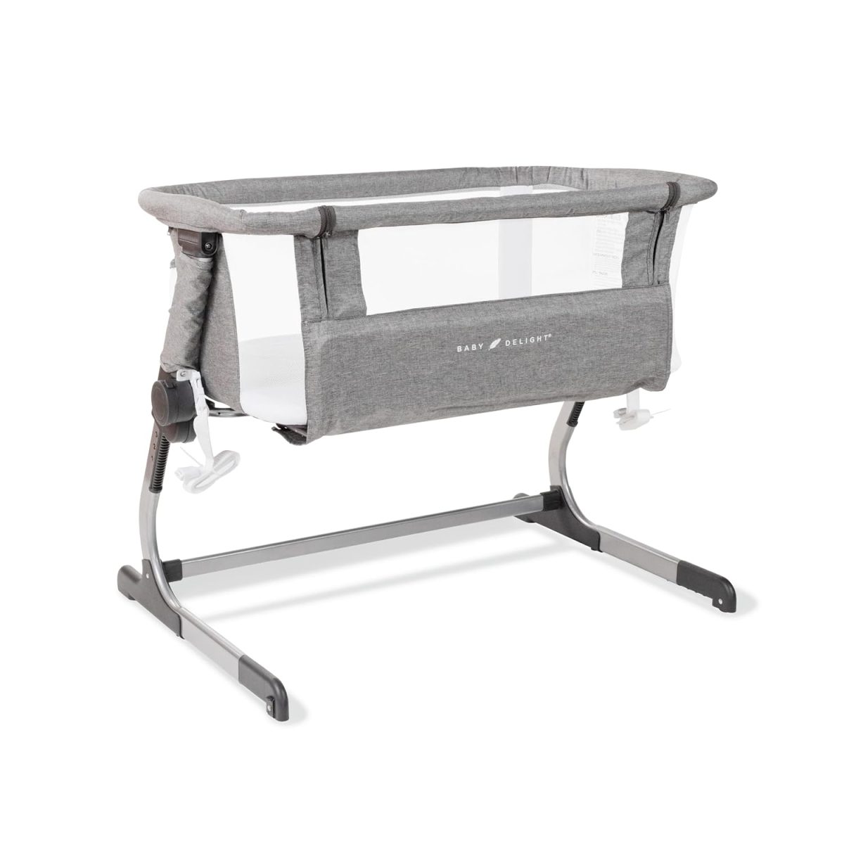 Baby Delight Beside Me Dreamer bedside bassinet on a plain white background